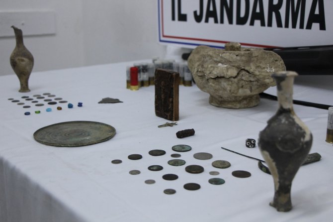 Tarla Sürerken Bulduğu Hazineleri Satarken Yakalandı