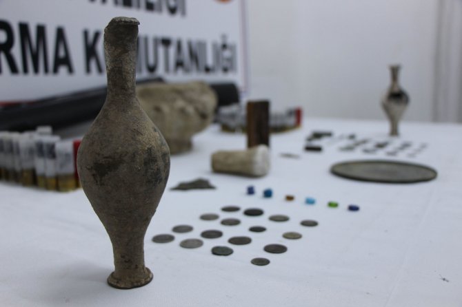 Tarla Sürerken Bulduğu Hazineleri Satarken Yakalandı