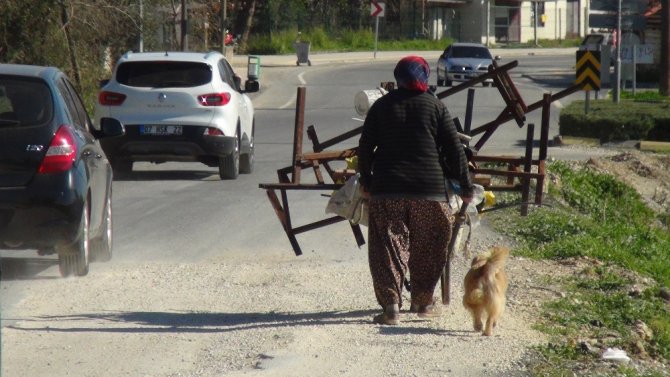 Hacca Gitmek İçin Hurda Topluyor