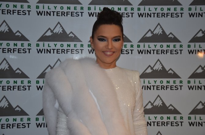 Elbisesini, Doğum Günü Olan Kıza Hediye Etti