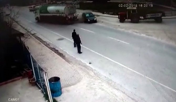 Otomobil Önce Yakıt Tankerine Sonra Traktöre Çarptı
