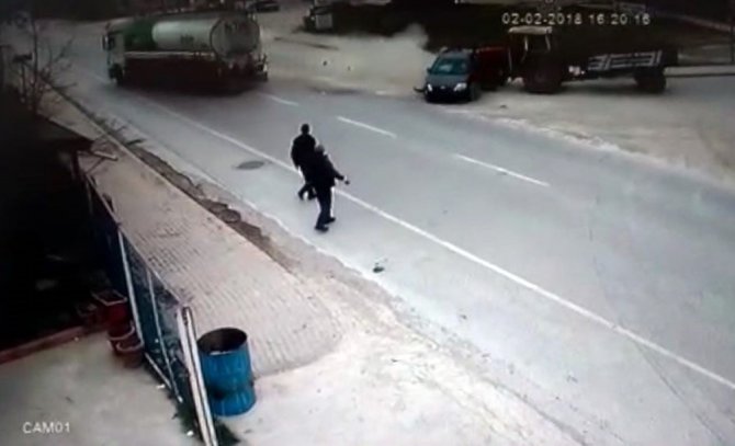 Otomobil Önce Yakıt Tankerine Sonra Traktöre Çarptı