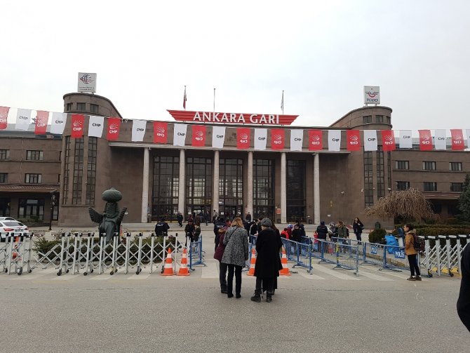 Dışarıda Gerginlik, İçeride Coşku
