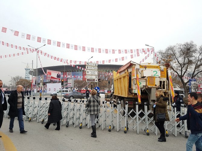 Dışarıda Gerginlik, İçeride Coşku