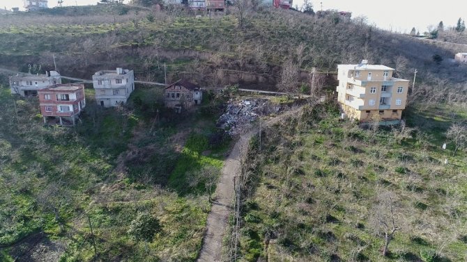 Bu Mahalle 1 Yıldır Kayıyor