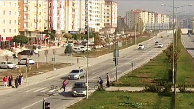 Kırmızı Işıkta Geçen Sürücünün Çarptığı Bisikletli Ölümden Döndü