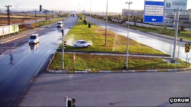 Kırmızı Işıkta Geçen Sürücünün Çarptığı Bisikletli Ölümden Döndü