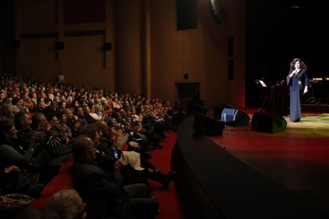 Nükhet Duru’dan, Tazelenme Üniversitesi Öğrencilerine Konser