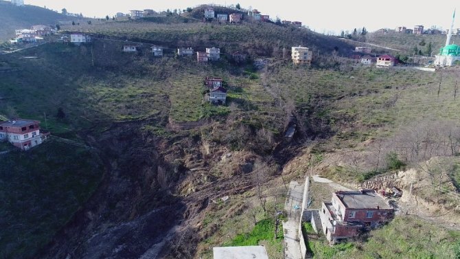 Bu Mahalle 1 Yıldır Kayıyor
