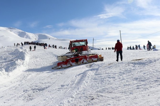 Zigana Dağı Kayak Tesisleri Tarihinin En Kalabalık Günlerini Yaşıyor