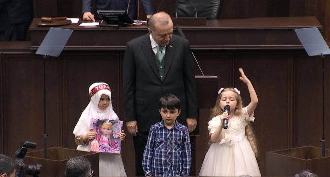 Ak Parti Grubunun Minik Misafirleri Dua Ve Şiir Okudu