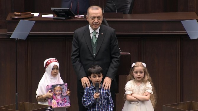 Ak Parti Grubunun Minik Misafirleri Dua Ve Şiir Okudu