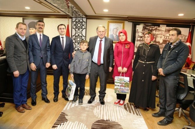 Görme Engelli Kardeşlere Teleskobik Gözlük
