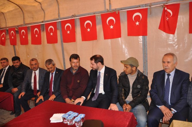 Bakan Albayrak Reyhanlı’da Şehit Ailelerini Ziyaret Etti