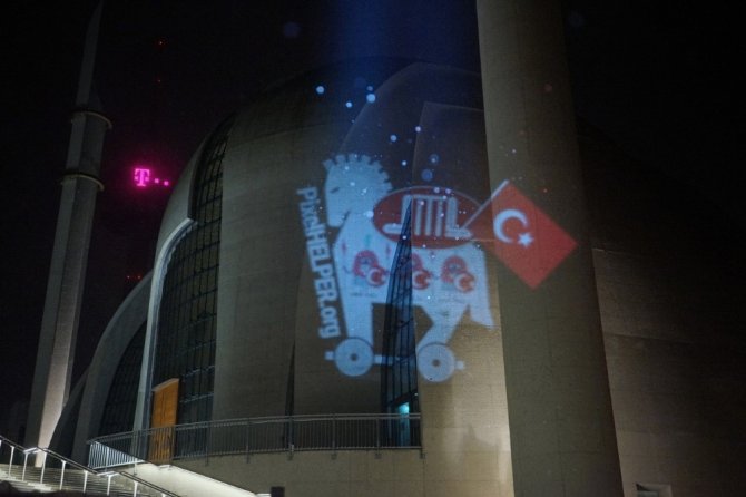 Almanya’da Camiye Lazer Işıklı Saldırı