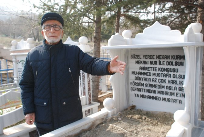 37 Yıldır Kendi Mezarını Ziyaret Ediyor