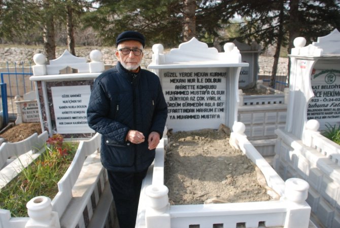 37 Yıldır Kendi Mezarını Ziyaret Ediyor
