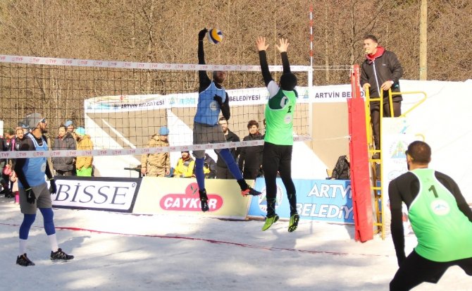 Artvin’de Kar Voleybolu Heyecanı Başladı