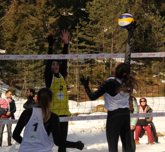 Artvin’de Kar Voleybolu Heyecanı Başladı