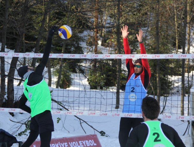 Artvin’de Kar Voleybolu Heyecanı Başladı