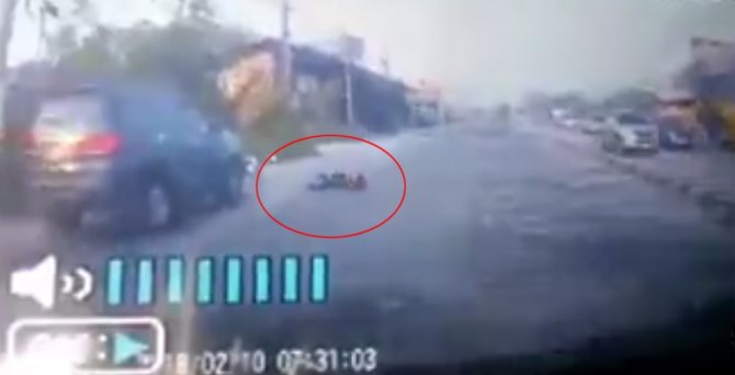 Kadın Sürücü Metrelerce Sürüklendi