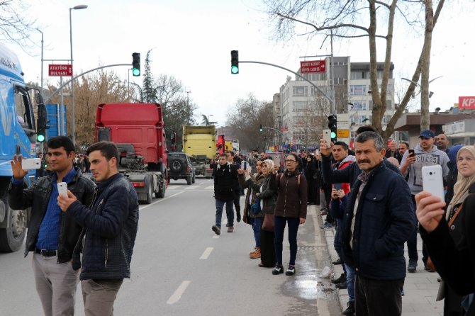 Tırcılardan Mehmetçik’e Destek Konvoyu
