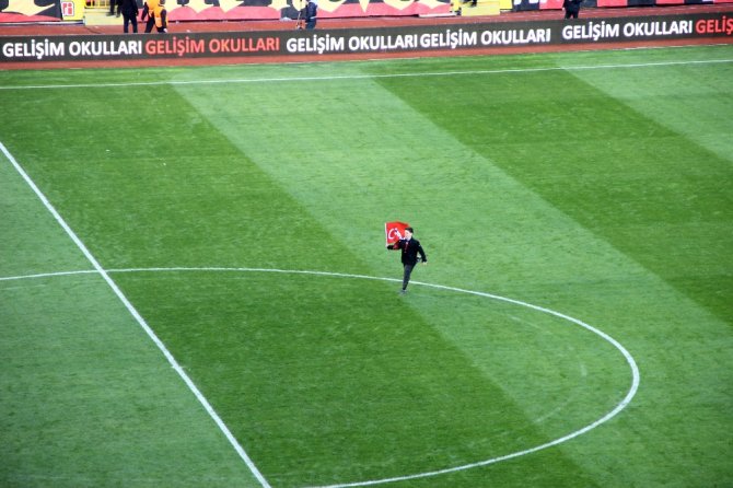 Sahanın Ortasın Türk Bayrağı