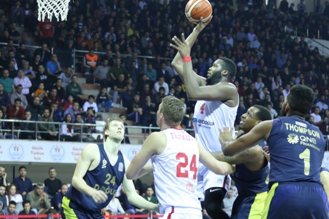 Fenerbahçe Liderliğini Sürdürdü