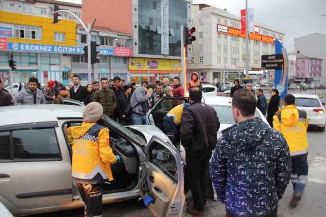 İki Otomobil Çarpıştı: 4 Yaralı