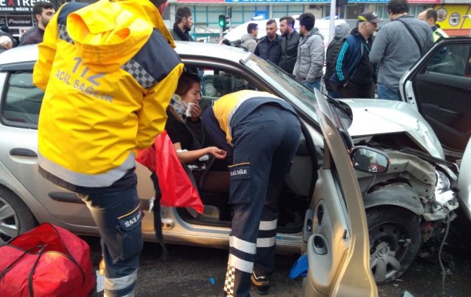İki Otomobil Çarpıştı: 4 Yaralı