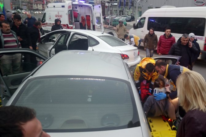 İki Otomobil Çarpıştı: 4 Yaralı