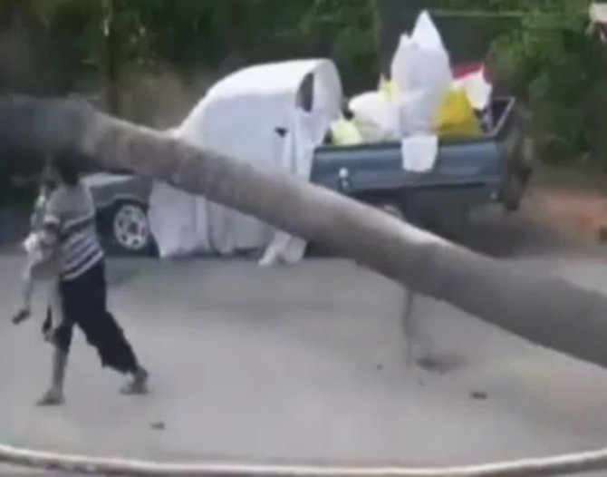 Anne Oğlunu Ölümden Saniyelerle Kurtardı