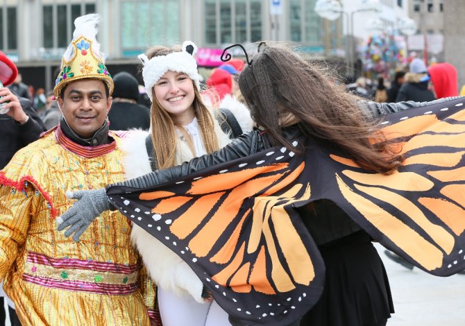 Böyle Karnaval Görülmedi: 300 Tonun Üzerinde Şekerleme Dağıtıldı