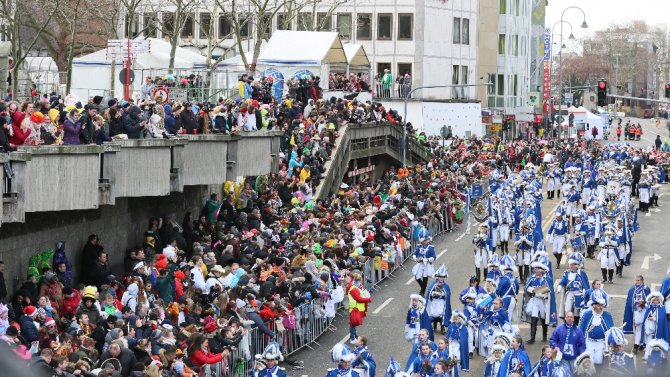 Böyle Karnaval Görülmedi: 300 Tonun Üzerinde Şekerleme Dağıtıldı
