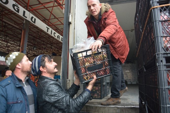 Trabzon’dan Afrin’e İki Tır Sebze Ve Meyve Gönderdiler