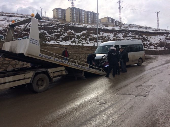 Okul Servisi İle Otomobil Çarpıştı: 16 Yaralı