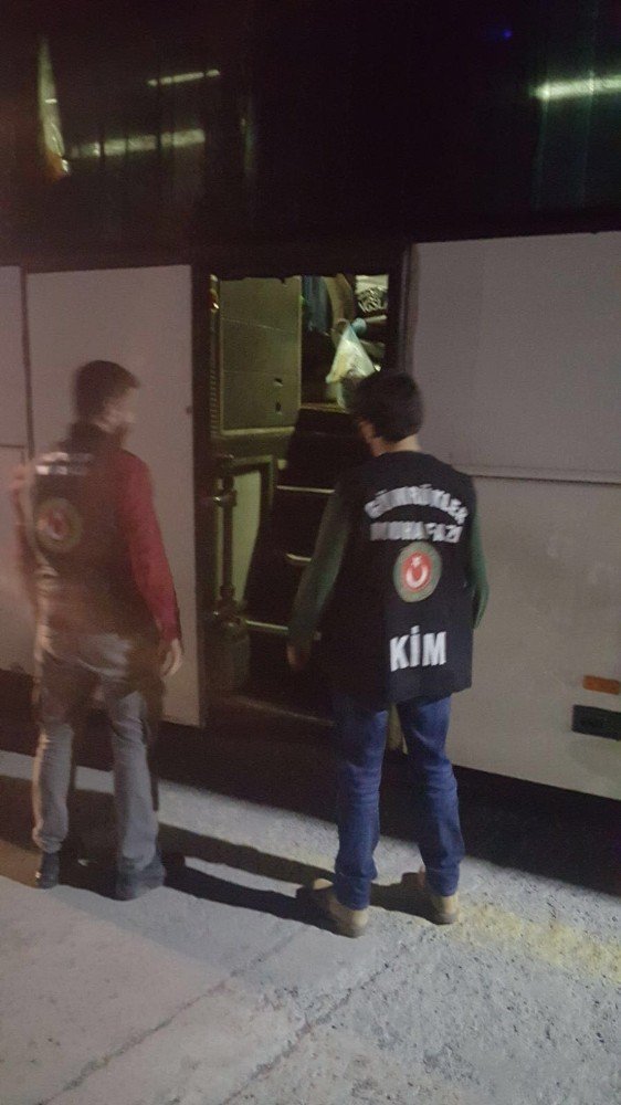 Gürcistan’a Bir Otobüsün Gizli Bölmesinde Geçmeye Çalışırken Yakayı Ele Verdiler