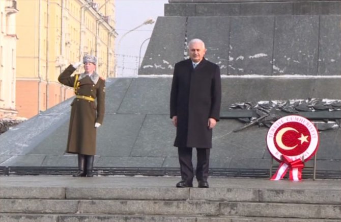 Yıldırım, Belarus’ta Zafer Anıtı’na Çelenk Koydu