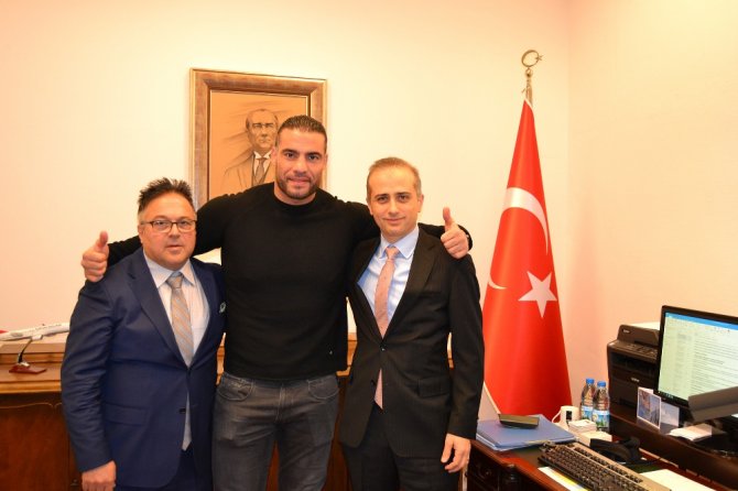 Dünya Ağır Sıklet Boks Şampiyonu Charr, Türkiye Yolunda