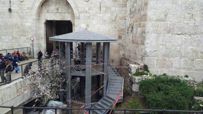 Mescid-i Aksa’nın Girişine Gözetleme Kulesi Yerleştirildi