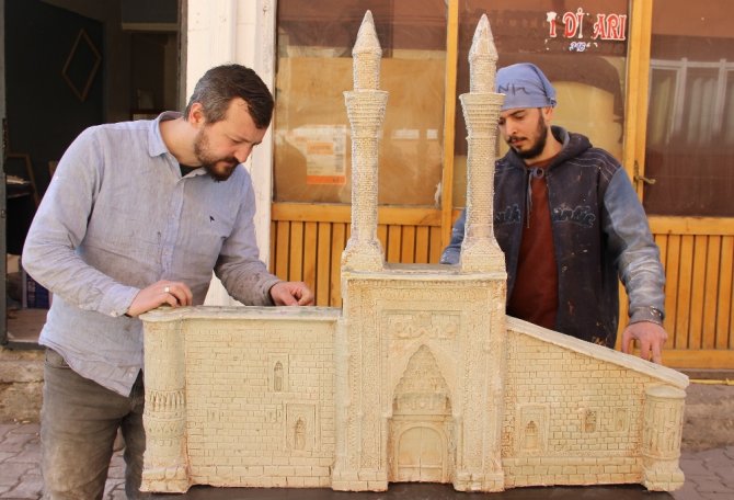 Çifte Minarenin Minyatürüne Paha Biçilemiyor