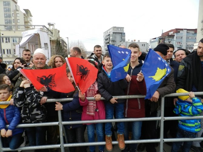 Kosovalıların Göğsünü Kabartan Resmi Geçit
