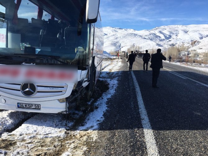 Yolcu Otobüsüyle Hafif Ticari Araç Çarpıştı: 2 Ölü, 4 Yaralı