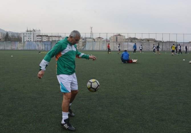 69 Yaşındaki Şerif Kunt, Karaçay Gençlik Spor Kulübü’ne Transfer Oldu