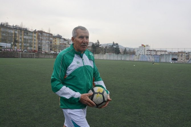 69 Yaşındaki Şerif Kunt, Karaçay Gençlik Spor Kulübü’ne Transfer Oldu