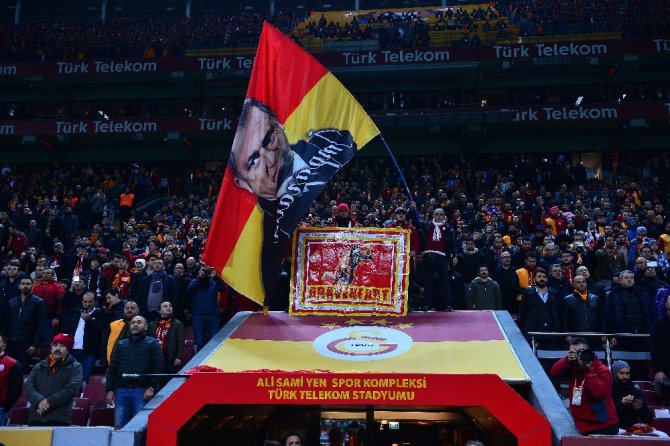 Taraftarlardan Gomis’e Pankartlı Destek