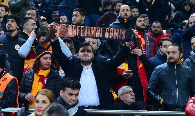 Taraftarlardan Gomis’e Pankartlı Destek