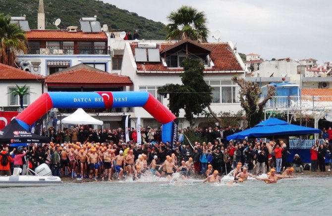 Kış Ortasında 500 Kişi Datça’da Yüzdü