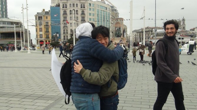 Japon Turistlerden Taksim’de "Sarılmak Bedava" Etkinliği