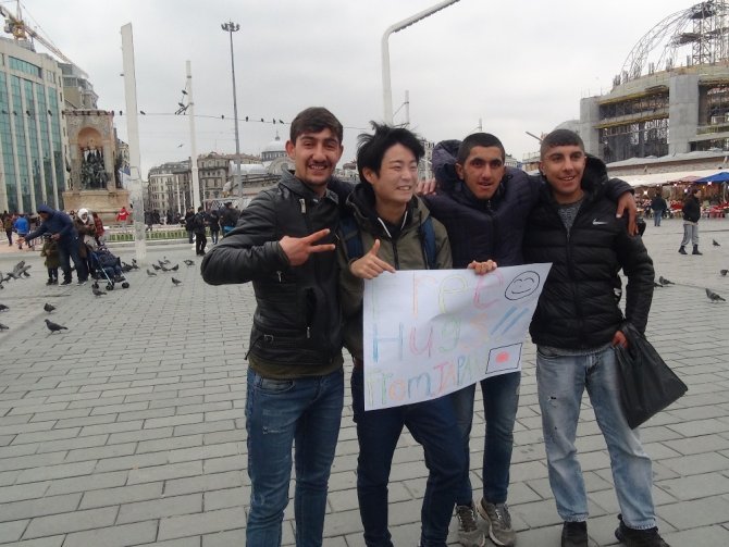 Japon Turistlerden Taksim’de "Sarılmak Bedava" Etkinliği